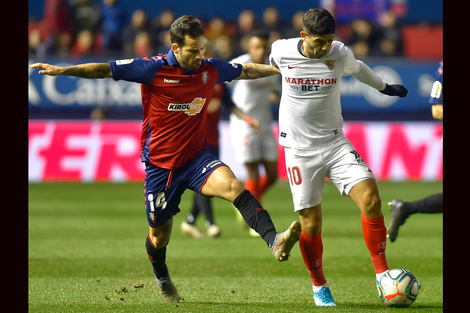 Banega, que fue titular, se lleva la pelota (Fuente: AFP)