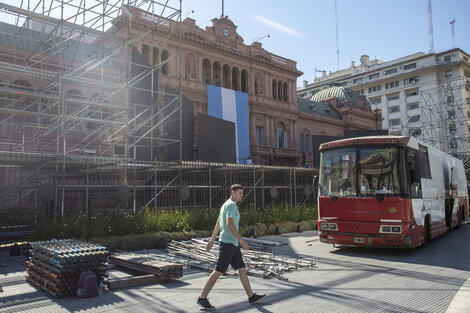 Después del retiro de las rejas de Plaza de Mayo, comenzaron los preparativos para el festival del martes.