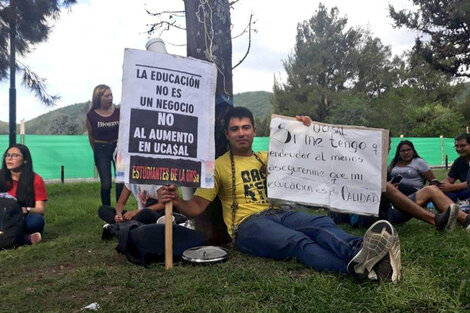 Estudiante de la Católica se encadenó en rechazo al aumento de la cuota