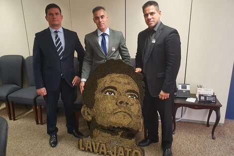 Sergio Moro y un regalo lleno de balas