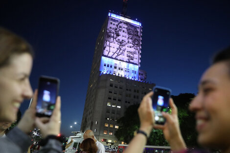 El mural de Evita de nuevo iluminado