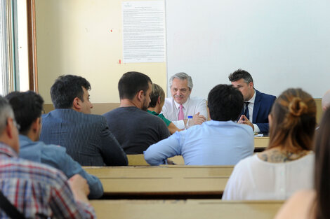 Alberto Fernández esta mañana en la mesa de examen en la Facultad de Derecho.