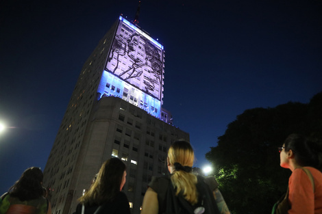 Cómo vivió el artista plástico Daniel Santoro el momento en que el mural de Evita volvió a ser iluminado