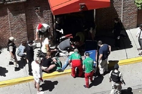 Personal del SAME atiende a los heridos en el lugar. Uno fallecería en el Argerich.