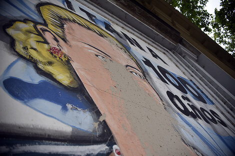 El mural ubicado en una pared del Cementerio. 