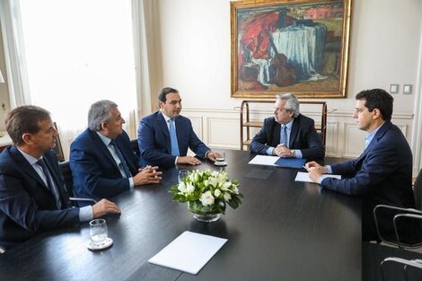 Los gobernadores Suárez, Morales y Valdés con Alberto Fernández y Eduardo de Pedro, durante la reunión en la Rosada.