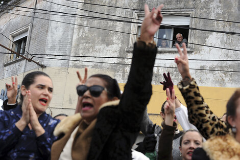 De mujeres en la calle, pañuelos y adioses