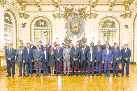 El presidente Fernández y los gobernadores en el salón Eva Perón.