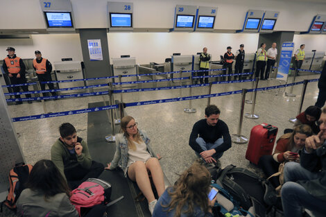 En Aeroparque y Ezeiza hay demoras porque los pilotos y los aeronavegantes realizan asambleas.