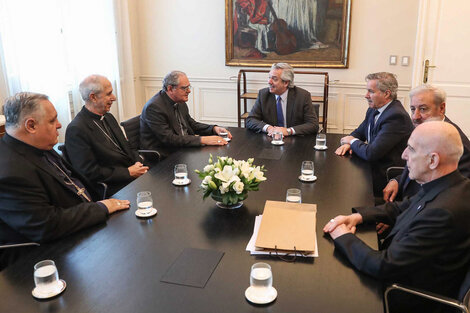 El Presidente junto al presidente de la Conferencia Episcopal Argentina, el obispo Oscar Ojea.