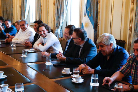 El gobierno les anunció un aumento por decreto a la CGT y las CTA 