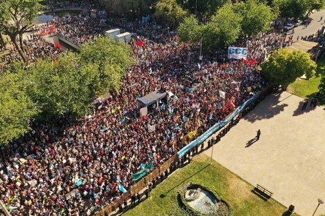 Más de 50 mil vecinos y asambleístas protestaron frente a la Casa de Gobierno de Mendoza.