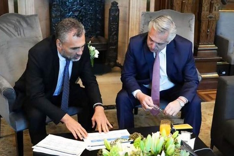 El titular de la Anses, Alejandro Vanoli, presentando las medidas al presidente Alberto Fernández.