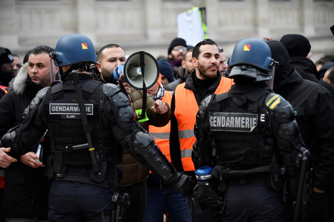 Francia: no habrá tregua navideña en la pugna por la reforma de pensiones 