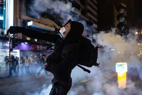 De madrugada algunos manifestantes  chocaron con  la policía. 