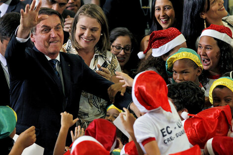 Bolsonaro con niños de una escuela pública de Brasilia en un evento navideño.