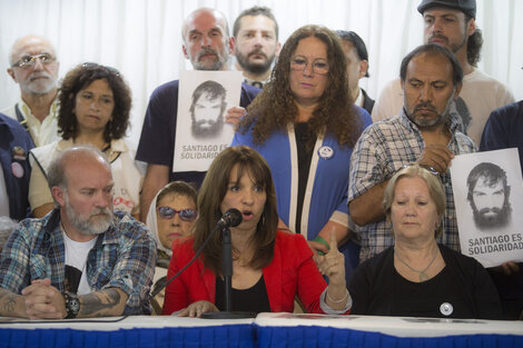 Sergio Maldonado y su madre Stella Peloso, entre ellos la abogada Heredia, en diciembre de 2018, cuando repudiaron el fallo que ordenó el cierre del caso.