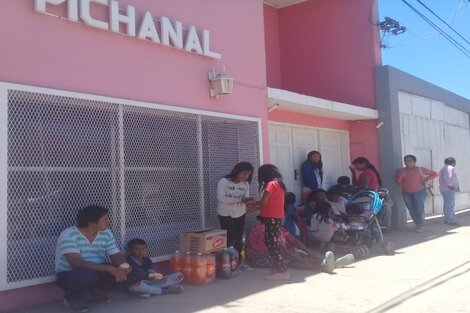 Wichis pasaron Navidad en la vereda reclamando acceso al agua