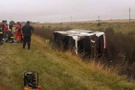 Otro accidente en la ruta 2: volcó un micro a la altura de Vivoratá