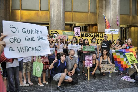 Acampe frente a la Secretaría de Minería