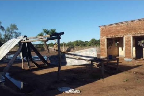 Un viento fuerte arrasó con casas de campesinos 