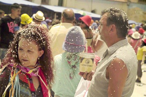 Claudia Schujman y Roberto Chanampa vivencian su desencuentro entre colores de carnaval.