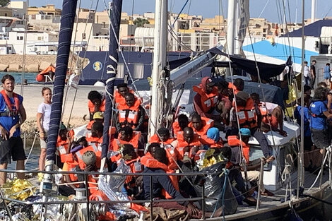 El velero de Mediterranea con 41 inmigrantes rescatados apiñados en cubierta.