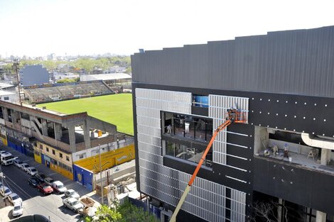 Los obreros ponen a punto el Movistar Arena, antes de su apertura.  (Fuente: Sandra Cartasso)