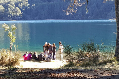 Cada septiembre acampan alumnos del Sworn Junior College y St.Margareth´s School. En verano llegan los lugareños, pero ante el abandono estatal intervino la comunidad mapuche de Villa Mascardi y ahora el INAI.