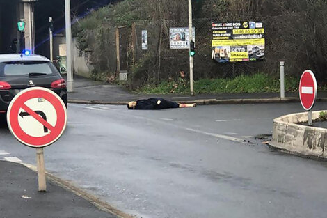 El atacante yace en el pavimento tras haber sido abatido por la policía.