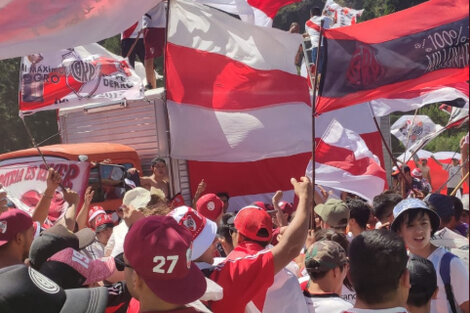 Los hinchas esperaron al plantel sobre la Ruta 40.