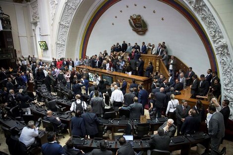 La Asamblea Nacional eligió a Parra como presidente con votos del chavismo y de parte de la oposición.