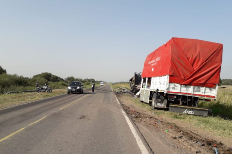 Tras dispararle, arrojó a una mujer de una camioneta, luego chocó y murió 