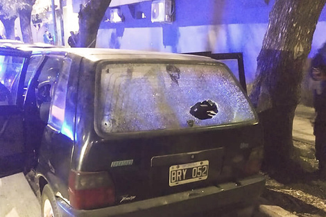 El Fiat Uno en el que viajaba la familia atacada por el policía, con un balazo en la luneta.