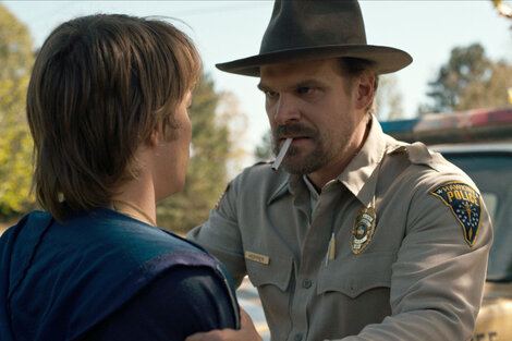 El sheriff Hopper (David Harbour) aparece fumando regularmente en la serie.