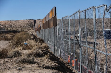 Un migrante se suicidó en la frontera donde avanza el muro