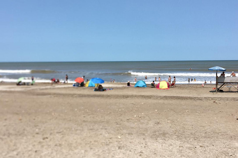 que recuperaron en una zona de acantilados; allí, organizados de manera cooperativa, atienden un bar con precios populares y se encargan del mantenimiento de la zona.