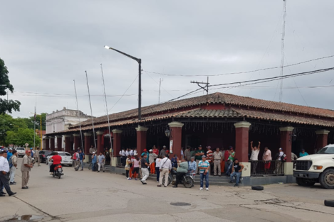 Empleados en las puertas de la municipalidad