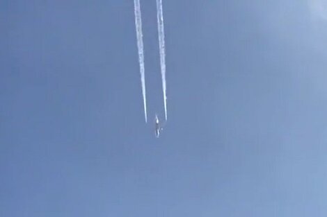 Un avión, en emergencia, roció con combustible una escuela
