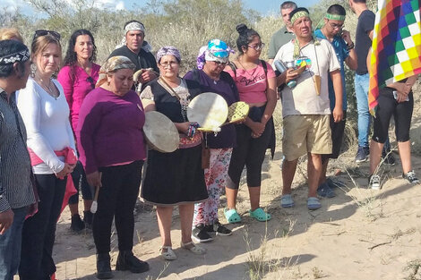 Odarda, presidenta del INAI, de blanco, en la ceremonia con la comunidad mapuche tehuelche.