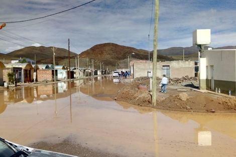 Emergencia sanitaria y desborde del río en el pueblo del Tren a las Nubes