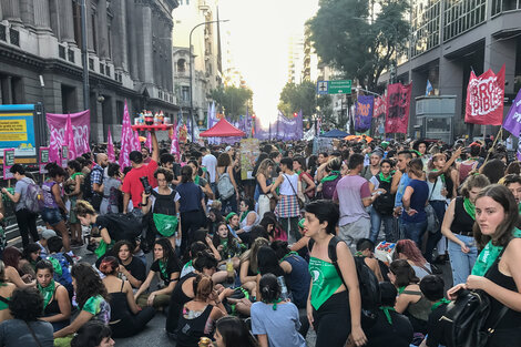 Las mujeres tomaron las calles para pedir aborto legal y seguro, y para denunciar la represión y el ajuste macristas.