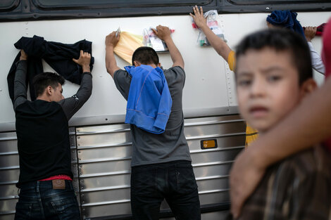 Migrantes requisados y detenidos por la patrulla fronteriza estadounidense en Los Ebanos, Texas.