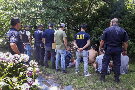 Los rugbiers del club Arsenal Náutico Zárate al momento de la detención.