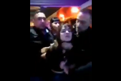 Brutal agresión de un patovica a una joven 