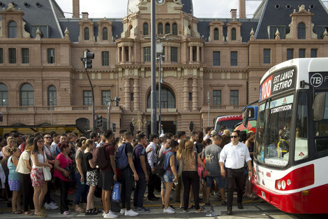 La odisea de viajar con la línea C de subte cerrada