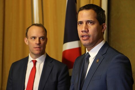 El canciller británico Dominic Raab junto a al opositor venezolano Juan Guaidó. 