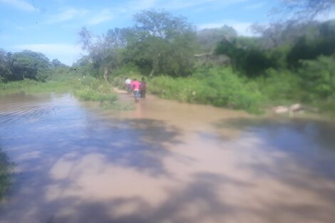 Asisten a personas aisladas por las inundaciones