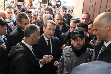 Macron reta a custodios israelíes en la entrada a la iglesia Santa Ana.