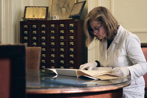 La Biblioteca del Congreso de la Nación es el ámbito en el que se desarrolla el film. 